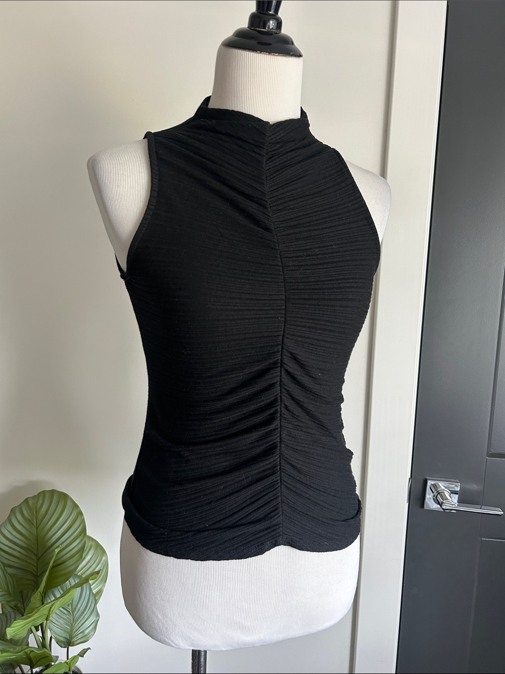 W5 M stretchy fitted ruched center black sleeveless top